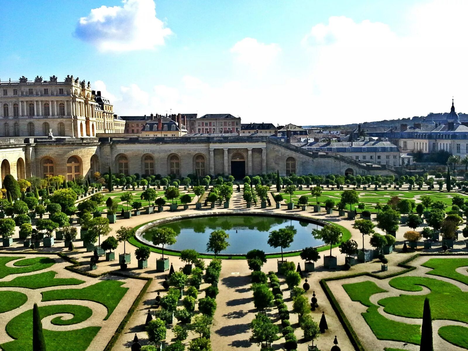 Chateau versailles. Версальский дворцово-парковый комплекс, Франция. Версальский дворец Версаль Франция. Дворцово парковый ансамбль Версаль в Париже. Парковый ансамбль Версаля во Франции.