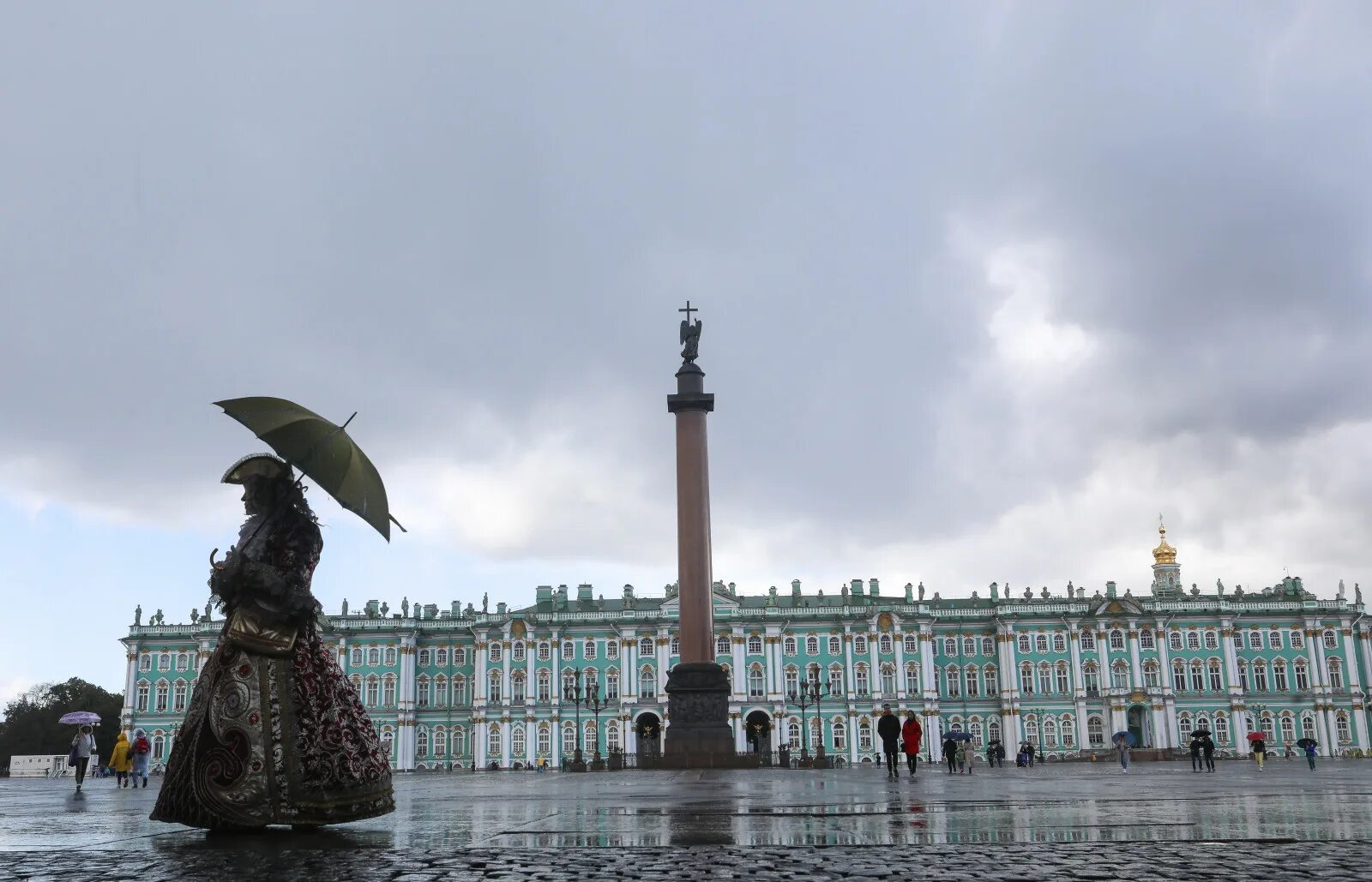 Столица дождей город. Эрмитаж дождь. Дождь Дворцовая. Лучшие места Питера. Петербург дождь Эрмитаж.