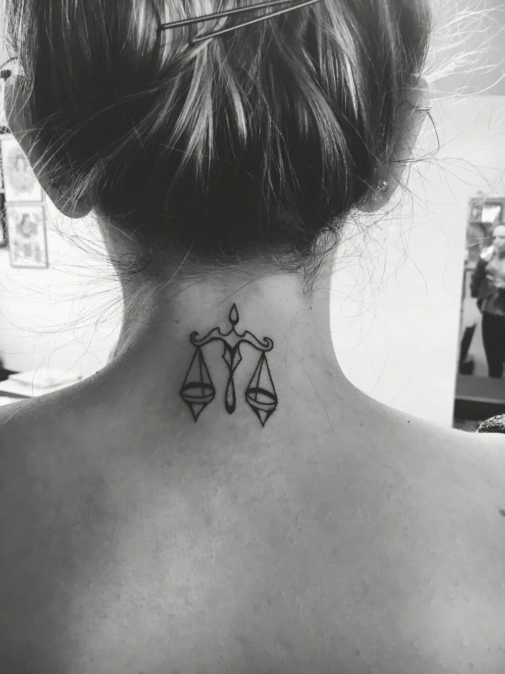 Маленькие знаки для тату. Знаки тату для девушки. Тату на шее женские. Легкие татуировки. Знаки тату для девушки.