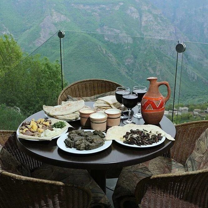 Меню ресторана горы горы. Татев Армения ресторан. Татев гостиница с видом на горы. Ресторан в Горисе Армения на вершине горы. Грузия ресторан с видом на горы.