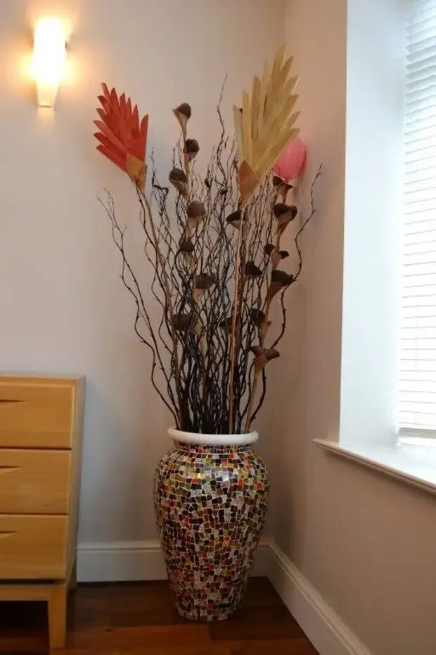 Что кроме цветов можно поставить в вазу. Цветы в напольную вазу. Цветы в напольную вазу для интерьера. Украшение для напольной вазы. Декоративные ветки для интерьера.