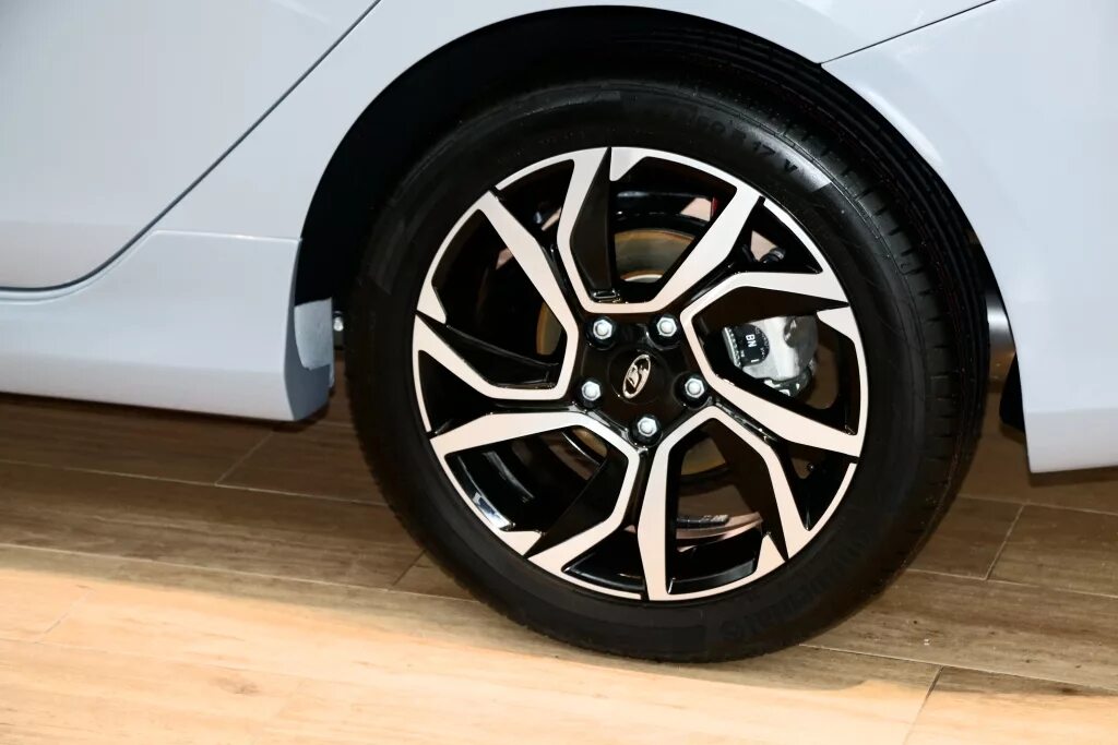 Литые диски лада веста св. Диски шины на весту. Лада веста кросс на 17 колесах. Диски шины на весту. Штатные диски лада веста r16.