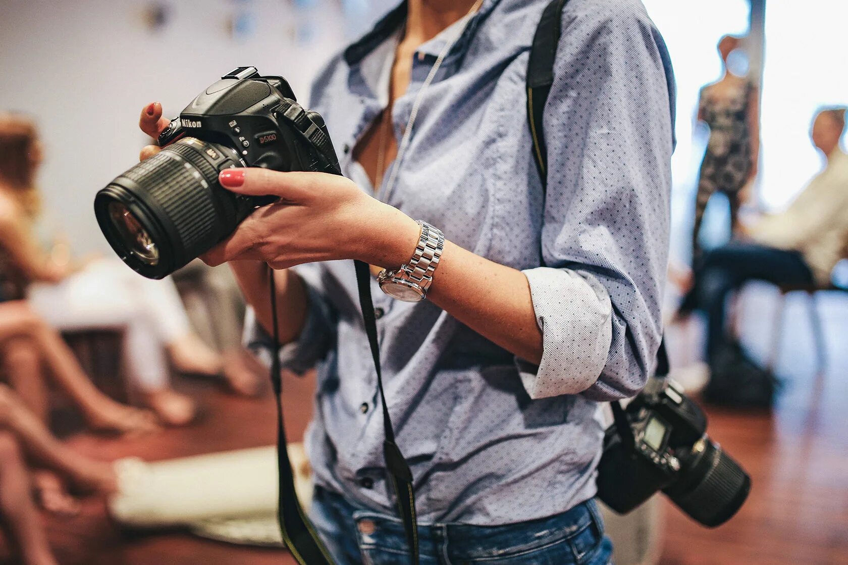 Съемка значение. Девушка фотограф. профессия фотограф. профессиональная фотосъемка. девушка с фотоаппаратом.
