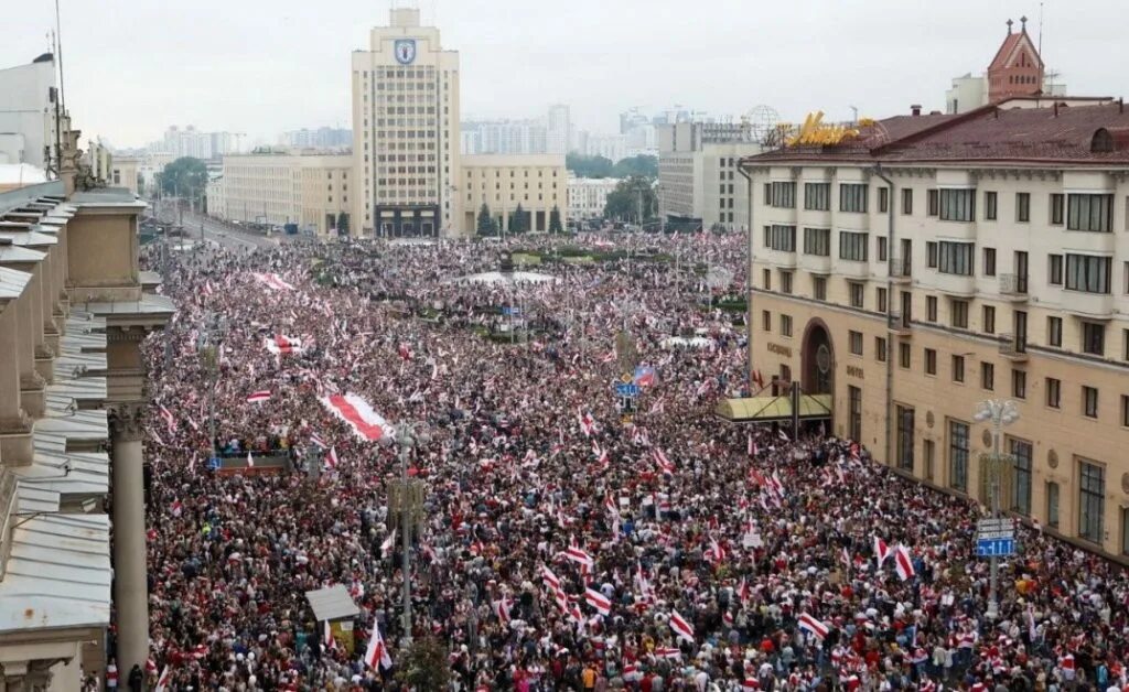 Почему сегодня в минске. Протесты в Минске. Митинги в Белоруссии 2020. Площадь в Минске митинги.