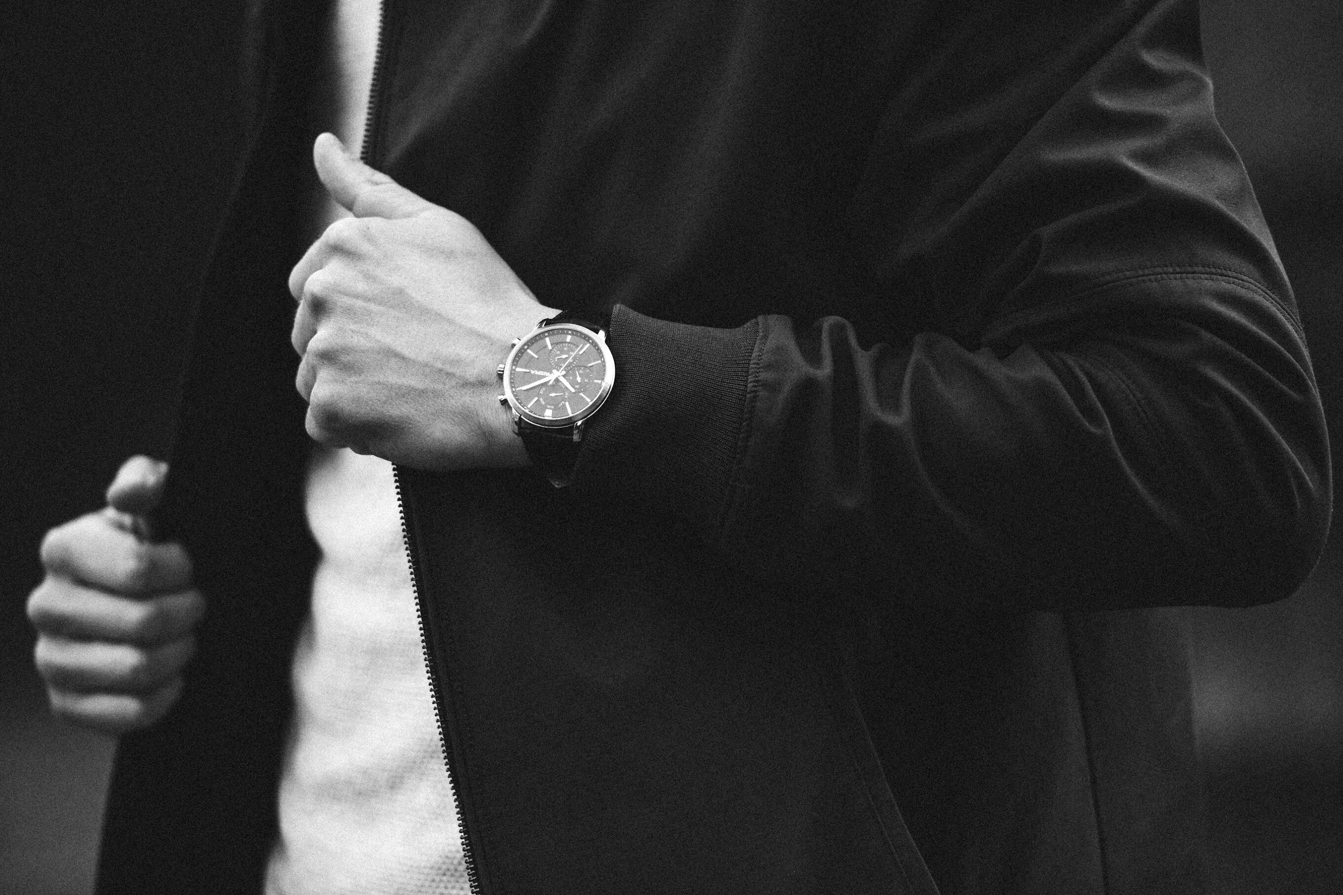 Watches website. Часы на руке. Мужчина с часами на руке. Часы наручные мужские на руке. Мужские часы на руке.