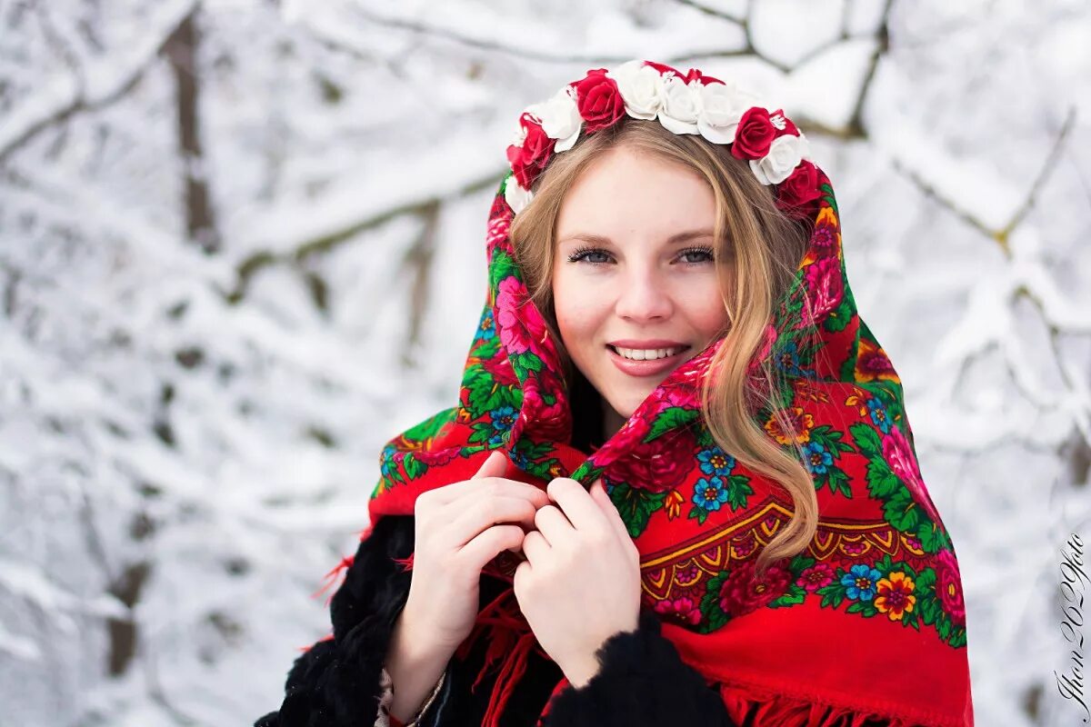 Русский образ. Славянская девушка в платке. Русская красавица в платке. Русские красавицы в платках. Русская девушка в платке зимой.