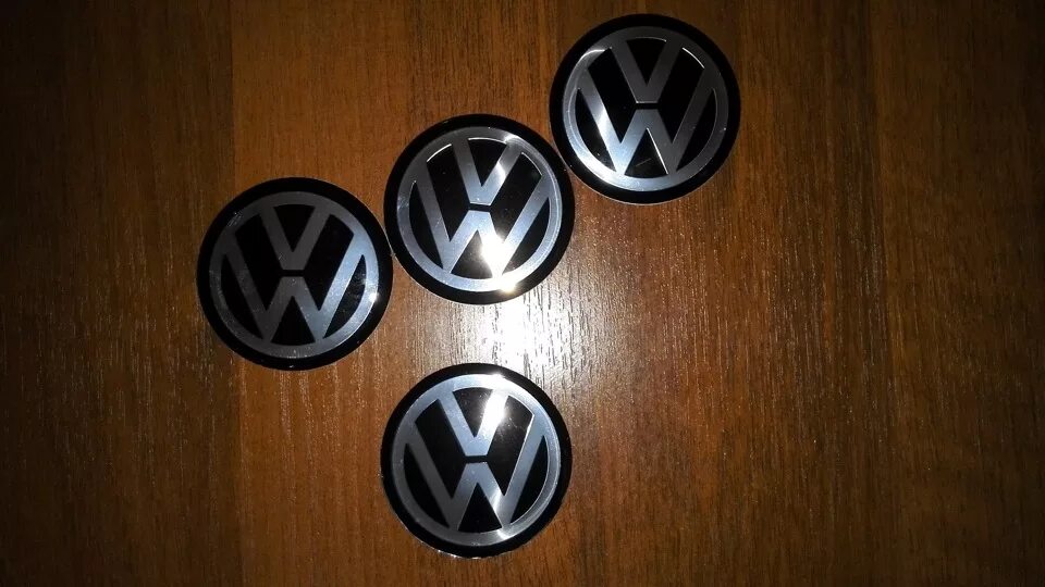 Значки пассат б6. Значок Volkswagen на Пассат б6. Эмблема Фольксваген на руль Пассат б5. Эмблема VW t6. Фольксваген 2014 значок на руле.