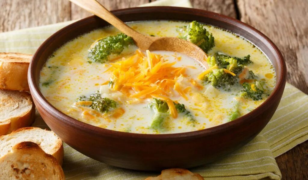Суп с плавленным сыром и брокколи рецепт. Сырный суп с брокколи. сырный суп из брокколи. сырный суп с беконом и брокколи. сырный суп куриный с брокколи подача.