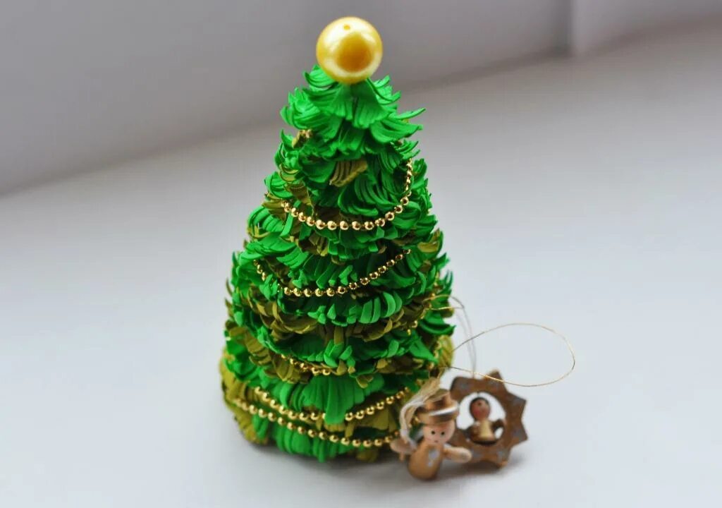 Елка из фоамирана. Елки из фоамирана на новый год своими руками. Новогодняя елочка из фоамирана. Новогодняя елочка из фоомиран. Елка из фоамирана своими руками плоская.