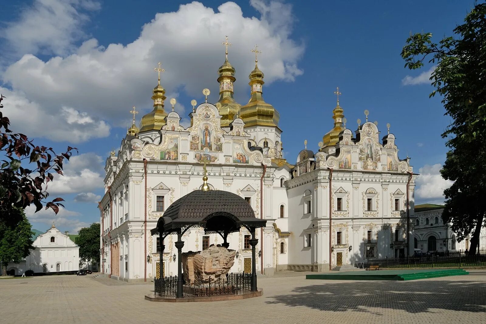 Собор киево печерской лавры. Храм киево. Храм киево. Успенский собор киево-печерской лавры 1073 1078. Киев успенский собор киево-печерской лавры.