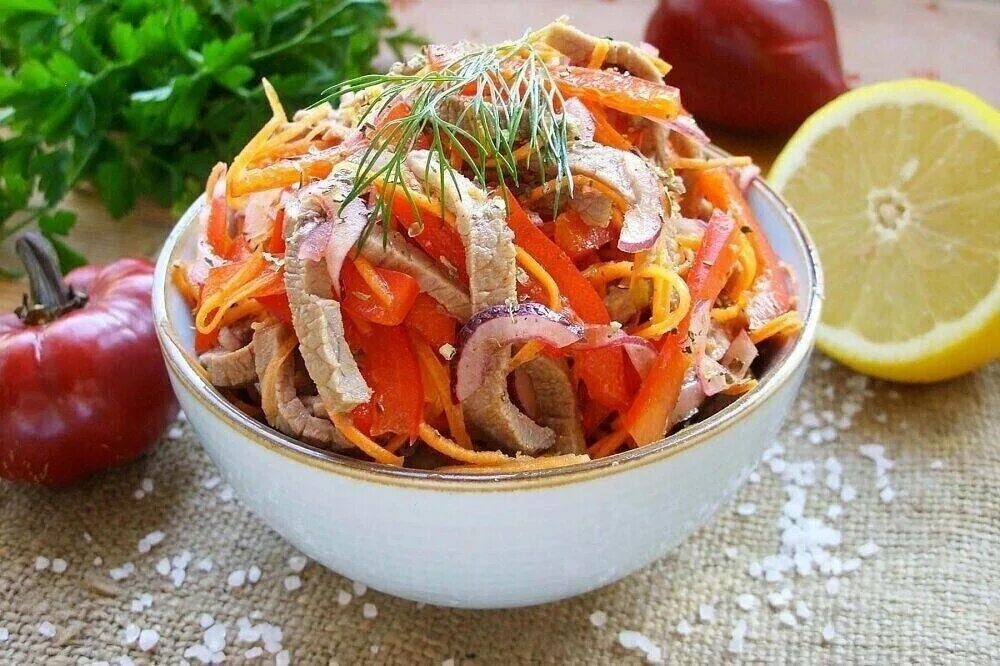 Салат с баклажанами и морковью. Свинина с болгарским перцем на сковороде. Мясо лук морковь перец болгарский. Мясо лук морковь перец болгарский. Мясо лук морковь перец болгарский.