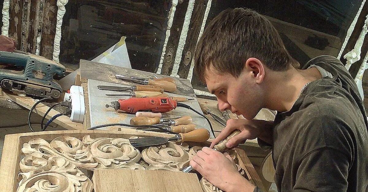 Резчик зарплата. Скрутка сигар. Ремесло резчик по дереву. Резчик по дереву сидит. Краснодеревщик резьба по дереву.