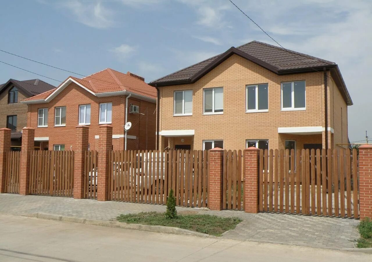 Лазурный берег гмр краснодар. Жк австрия краснодар. Дома краснодарских поселков. Поселок австрия краснодар. Котеджные посёлки краснодар.