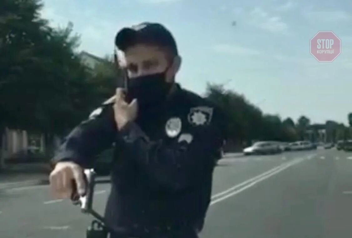 полицейский с пистолетом. оружие полиции. полиция угрожает оружием. полиция угрожает оружием. омон санкт-петербург.