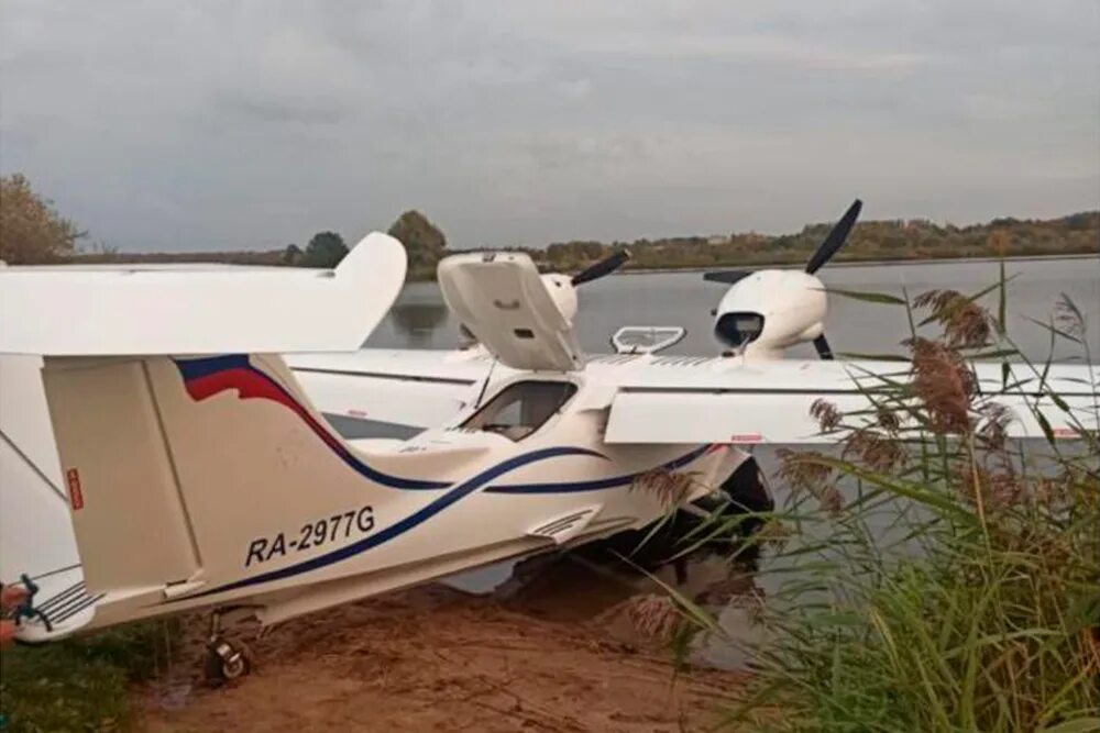 Самолет посадили на воду. Самолет-амфибия l-4. самолёт амфибия легкомоторный. ямал самолет амфибия. самолет-амфибия л-42м.