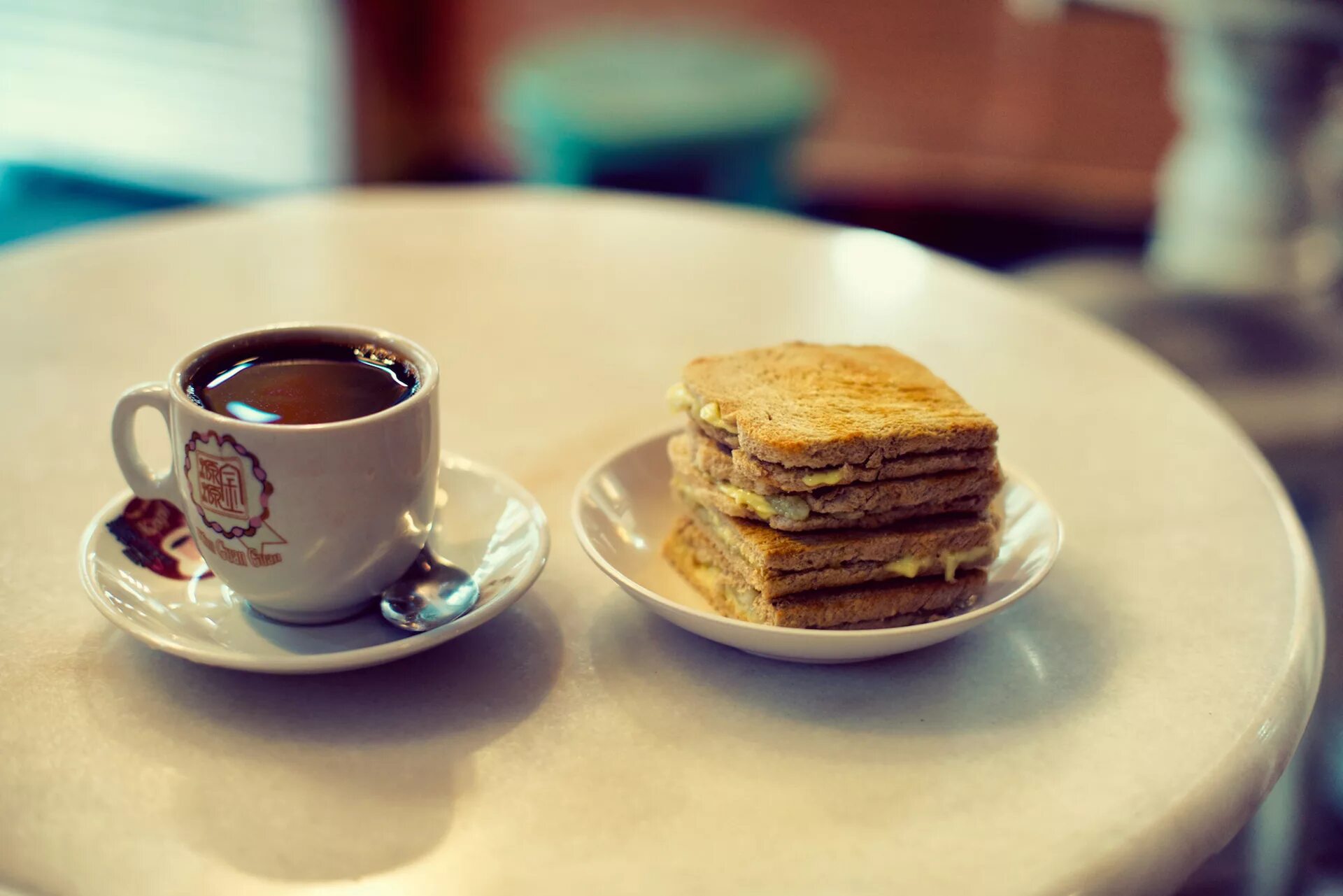 40 утра. Кофе с бутербродом. Завтрак с кофе. Утро чай завтрак. Печенье и кофе на завтрак.