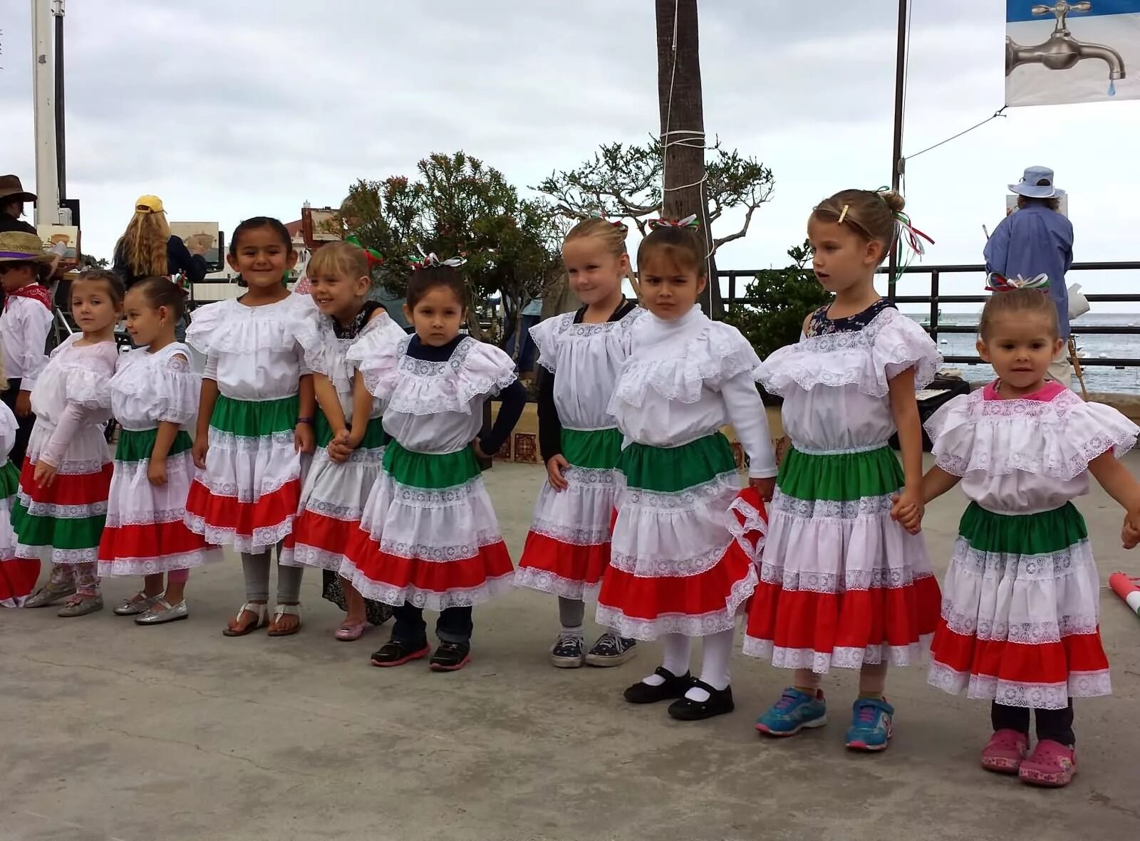 Сегодня 5 мая. Синко де Майо Мексика. Мексика вечеринка Синко де Майо. Синко де Майо праздник. День детей в Мексике.