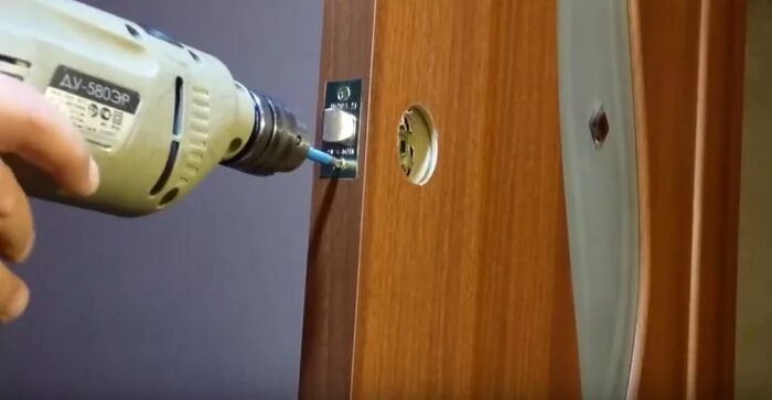 Как правильно врезать в межкомнатную дверь замок. Врезка замка в межкомнатную дверь. врезание замков в межкомнатные двери. монтаж замка в межкомнатную дверь. врезать замок в межкомнатную дверь.