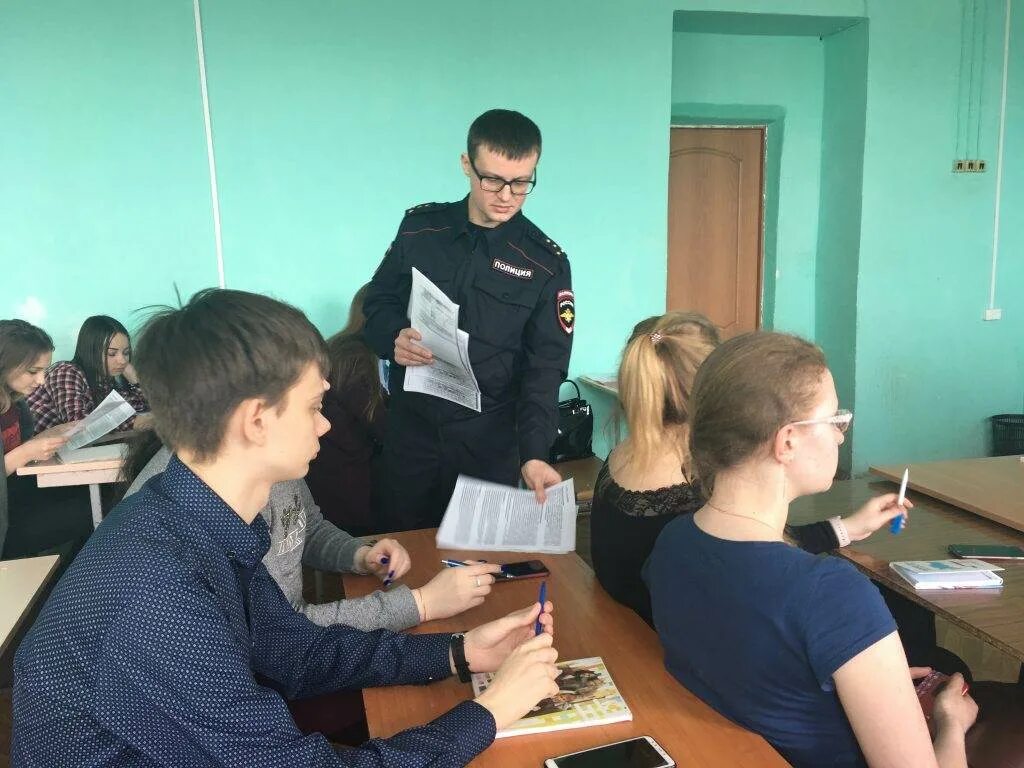 Уроки в вечерней школе. Школа 135 екатеринбург. Как поступить в вечернюю школу. Вечерняя школа 10-11 класс. Занятие в вечерней школе.