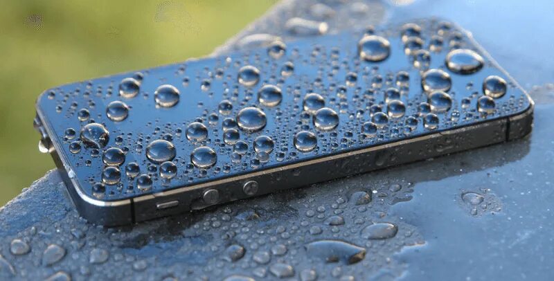 Утопленный айфон. Айфон в воде. Залитый телефон. Iphone в воде. Iphone попал воду.