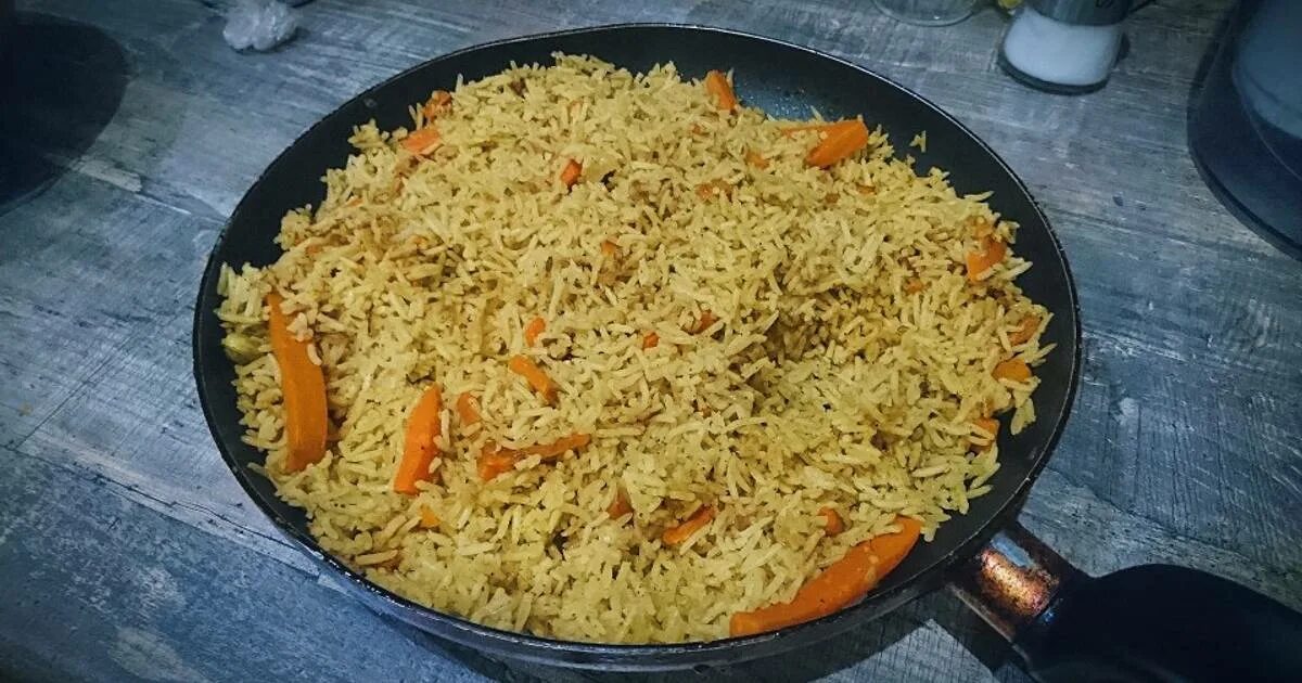 Плов без моркови. Плов без мяса на сковороде рецепт. Плов без мяса на сковороде. Вегетарианский плов. Плов с овощной нарезкой без мяса.
