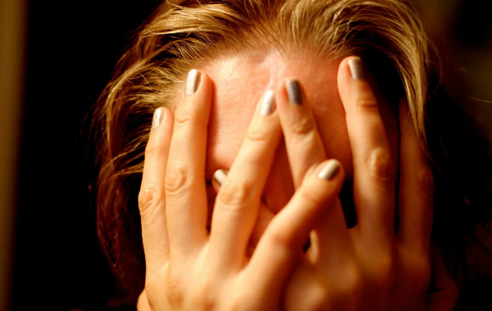 Болезнь фибромиалгия. Фото женщины стирающую со лба пот. Незаметные заболевания. Незаметные заболевания. Страх перед новым.