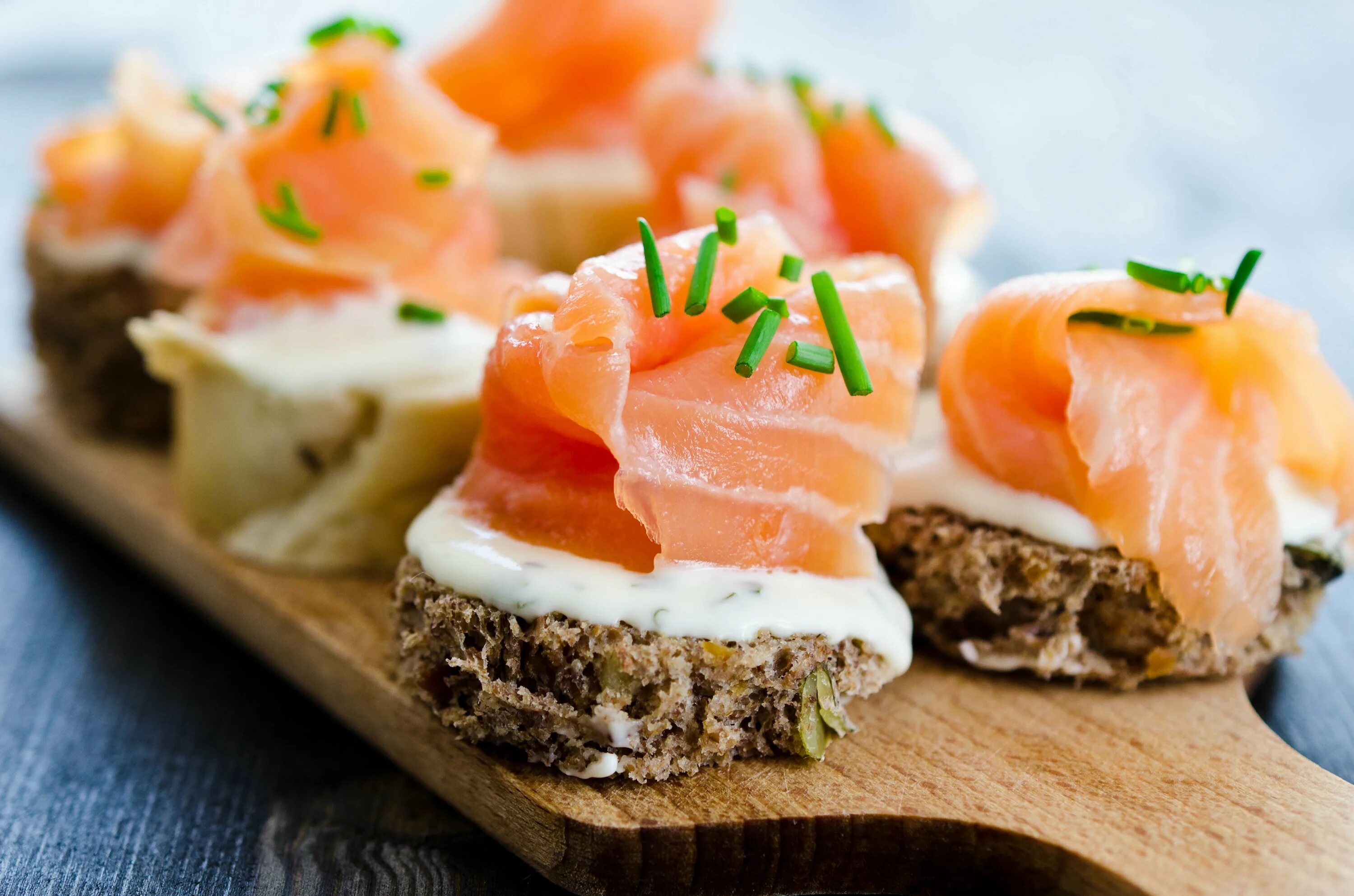 бутерброд с лососем хонкай стар рейл. сэндвич с авокадо и яйцом пашот.