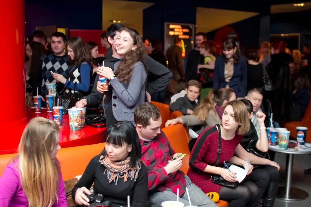 кинотеатр пары глаз. кинотеатр пары глаз. свидание в кинотеатре. пара сидит в кинотеатре. кинотеатр премьер пермь.