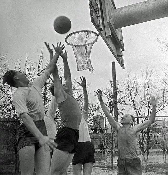 Спорт в послевоенное время. Советские баскетболистки. Советская школа баскетбола. Баскетбол в Советском Союзе. Спортивная Советская молодежь.