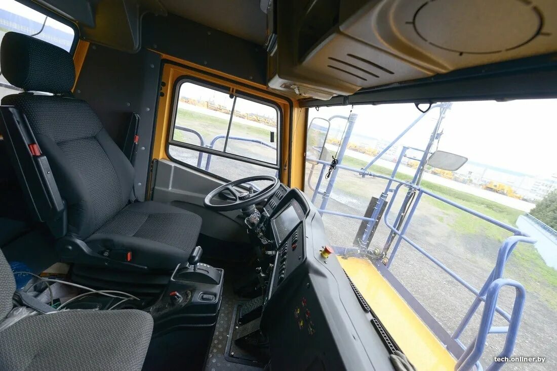 Кабина карьерного самосвала. Кабина карьерного самосвала. Белаз-75710 кабина. Панель приборов белаз 7555. Белаз-75710 кабина внутри.