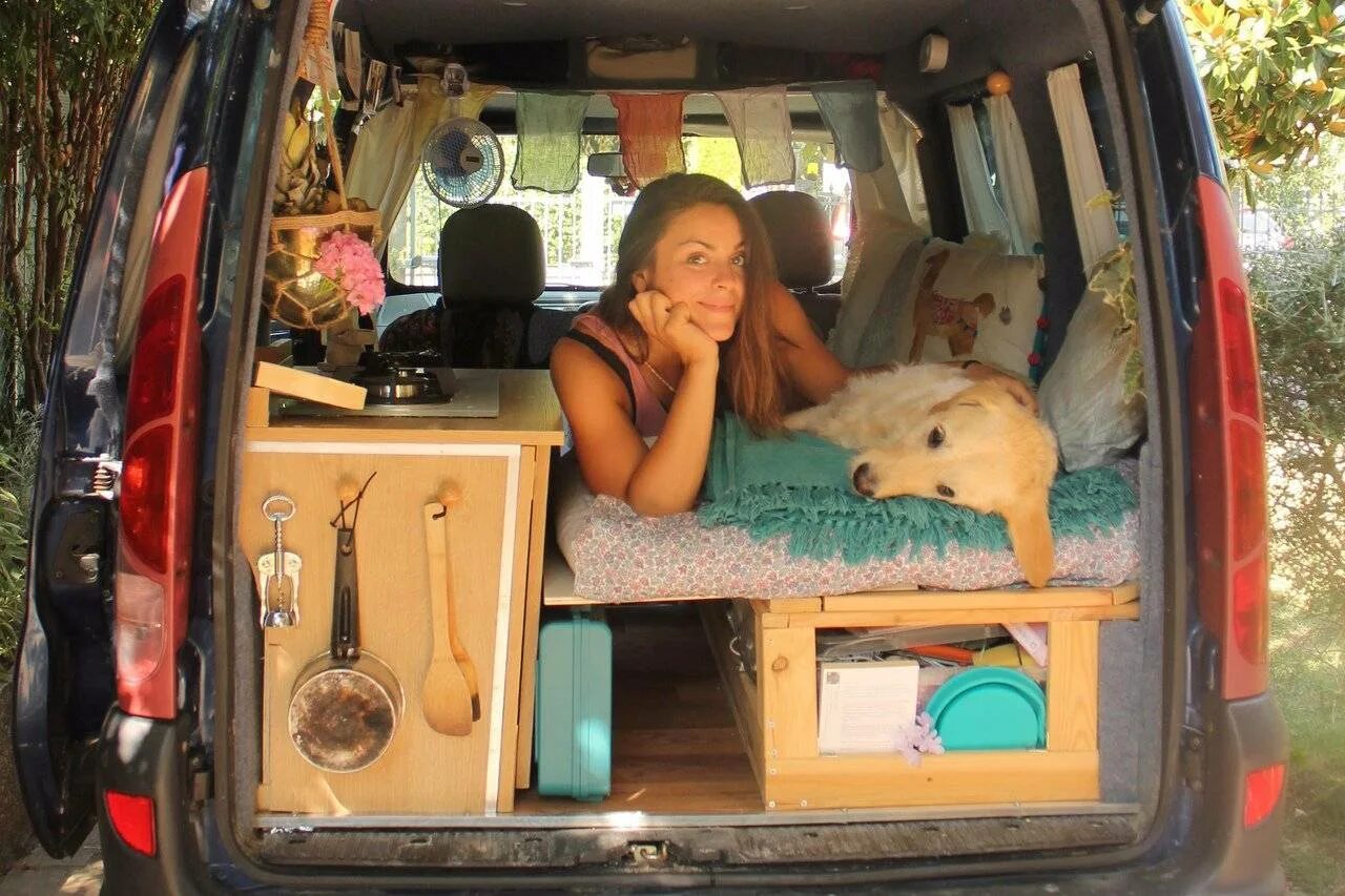Человек живет в машине. Минивэн для путешествий семьей. Пассажиры в салоне автомобиля. Человек живет в машине. Жил из машины.
