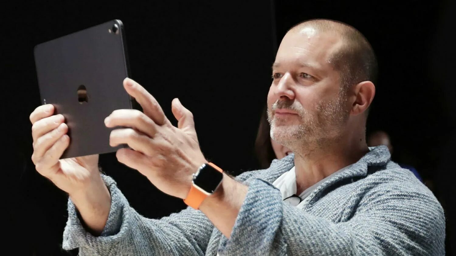 Перестал apple. Джони айв. дизайнер apple джонатан айв. джонатан айв 2025. джонни айв 2025.