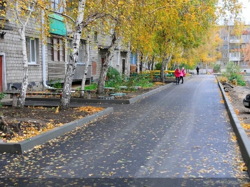 тротуар на придомовой территории. дороги во дворах. дорога во дворе многоквартирного дома. благоустройство жилого двора. благоустройство тротуаров.