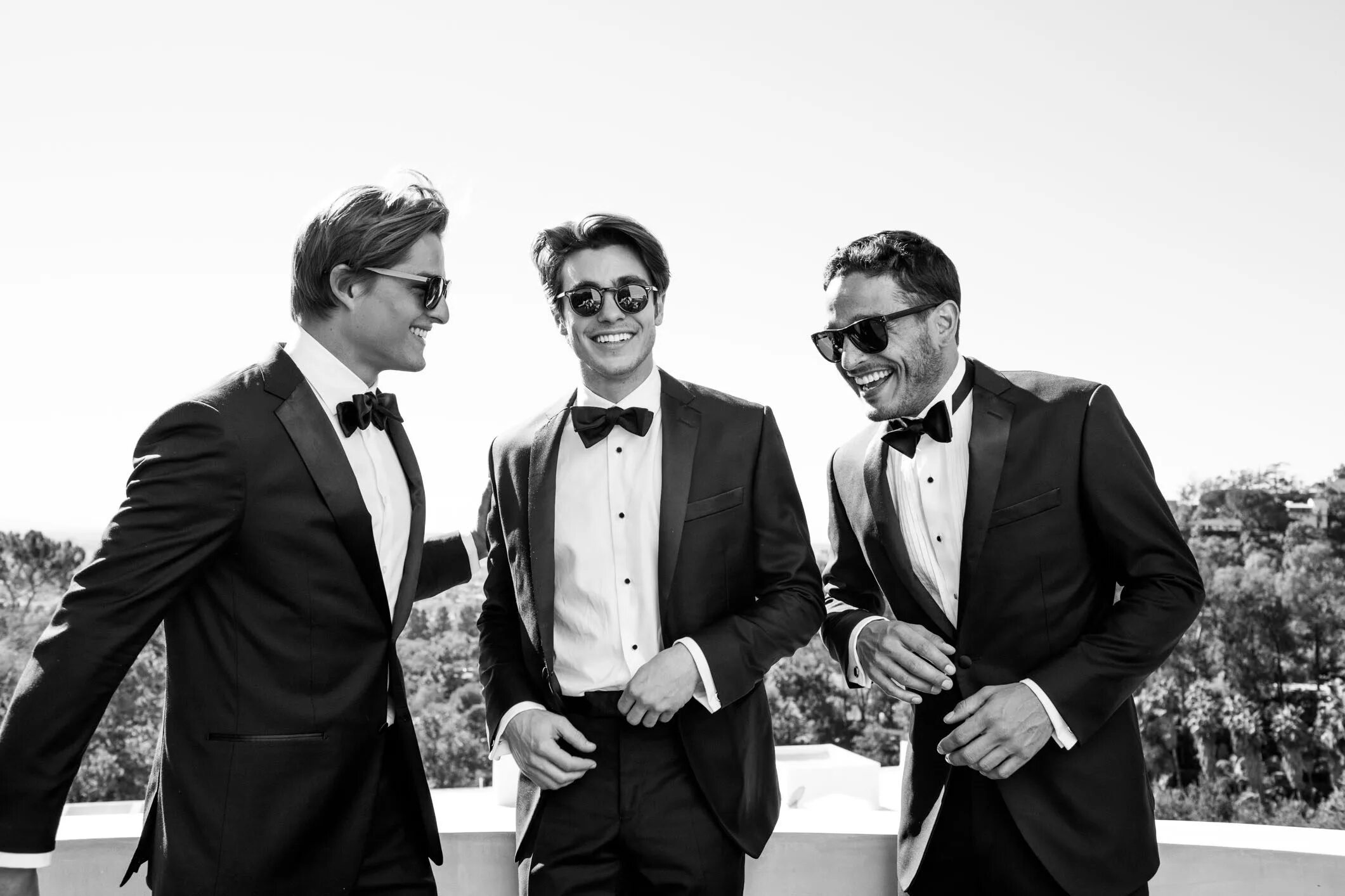 Вечеринка на яхте. Богатого друга. Несколько мужчин в костюмах. Успешный мужчина стиль. Мэтт дэймон 13 друзей оушена.