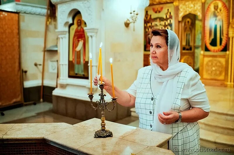 Можно заходить в церковь в брюках. Женщина в церкви. Православная девушка в храме. Красивая женщина в церкви. Женщины на службе в храме.