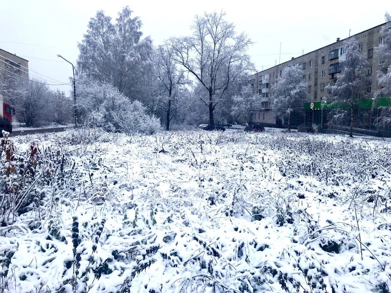 Синоптик грузовик. Снегопад в екатеринбурге сегодня. Снегопад свердловская. Первый снег в городе. Снежный екатеринбург фото.
