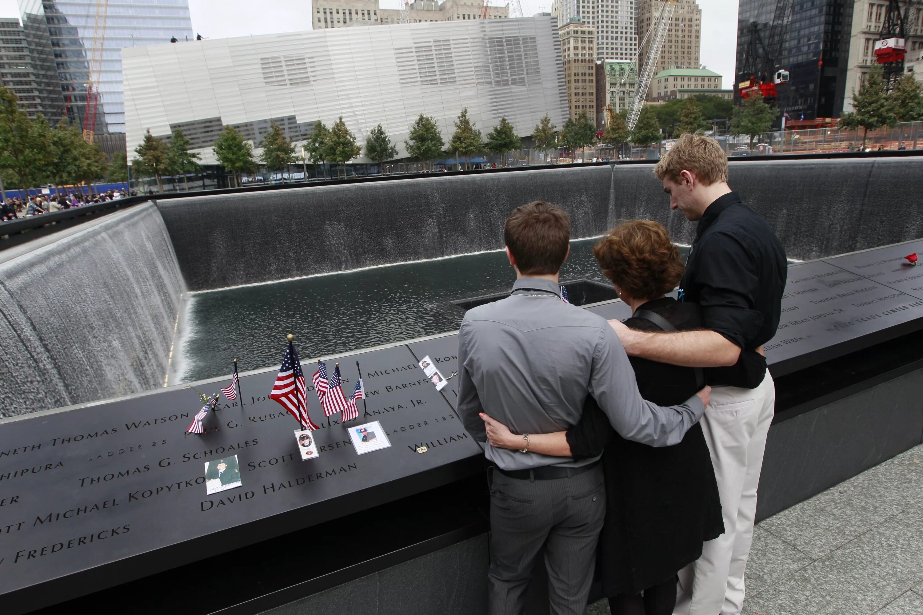 Разговор 11 сентября. Мемориал 9/11 в Нью-Йорке. Мемориал 11 сентября в Нью-Йорке. Мемориал 911 в Нью-Йорке. Теракт 11 сентября 2001 года башни Близнецы мемориал.