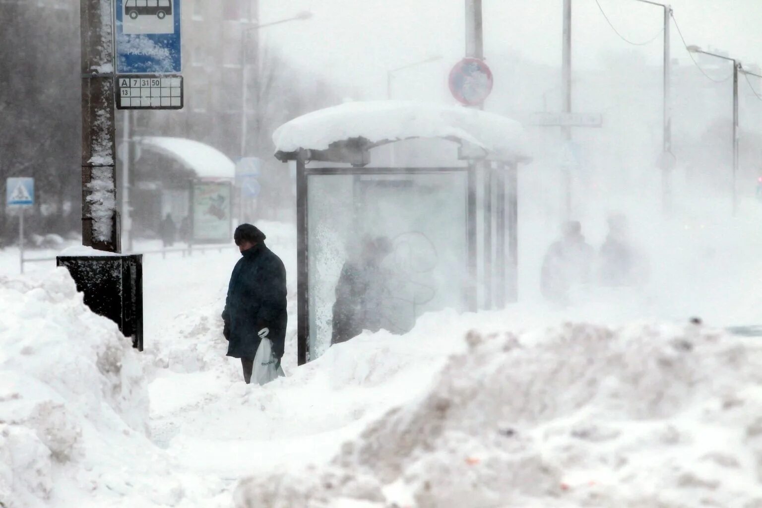 Сильная метель в городе. Снежный Буран. Люди на остановке зимой. Зима в городе остановка. Сильный снег.