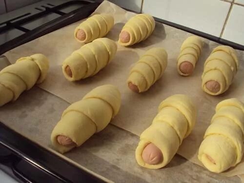 Сосиски в тесте в духовке из дрожжевого. Сосиска в тесте. Сосиски в дрожжевом тесте в духовке. Сосиска в тесте как завернуть. Сосиска в тесте как завернуть.