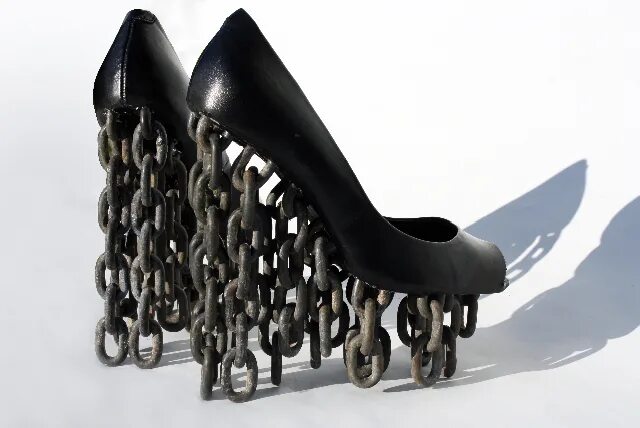 Sapatos inspirados nas Poulaines e nos Chopines, desfilados por Gianni Morano, C