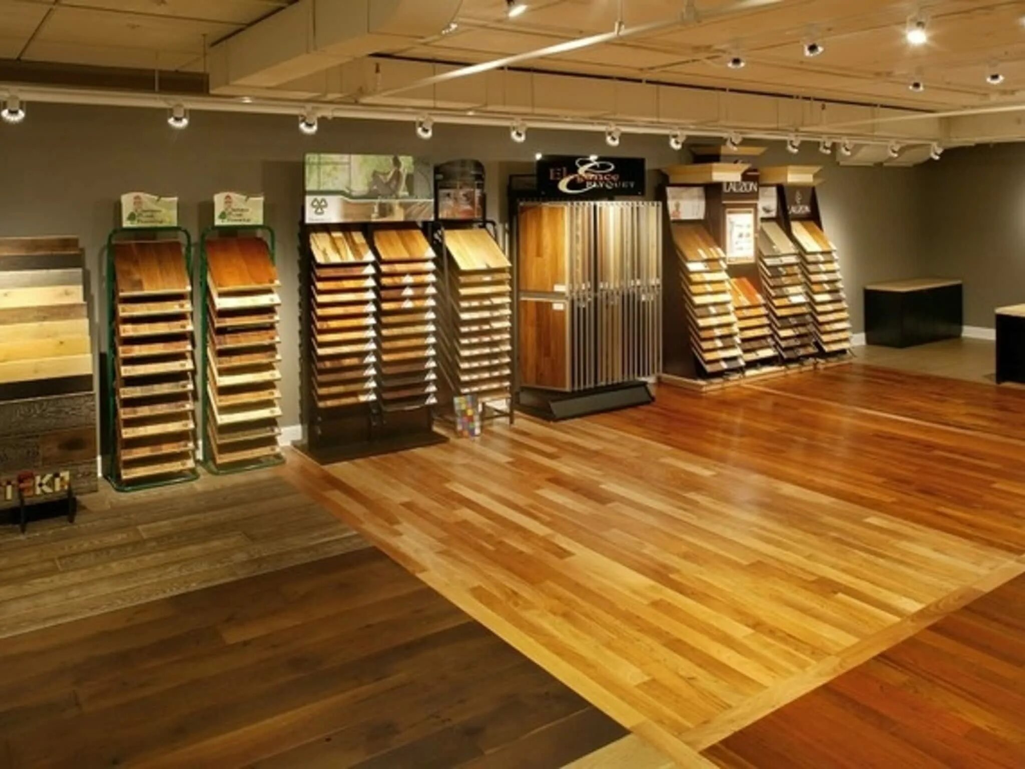 Flooring stores. Шоурум паркета. Интерьер магазина ламината. Ламинат витрина. Стеллаж для ламината.