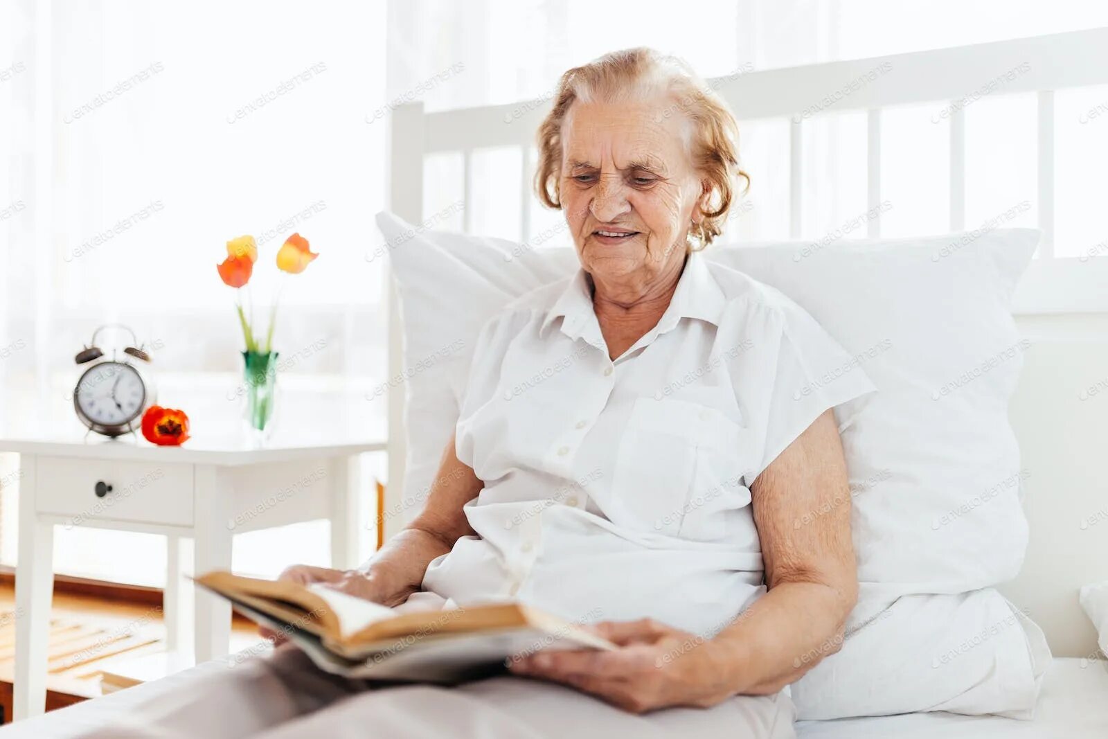 Внук ухаживающий за бабушкой. Пожилые женщины на кровати. Пожилая женщина читает книгу. Фото пожилых женщин в постели. Пожилая женщина сидит на постели.