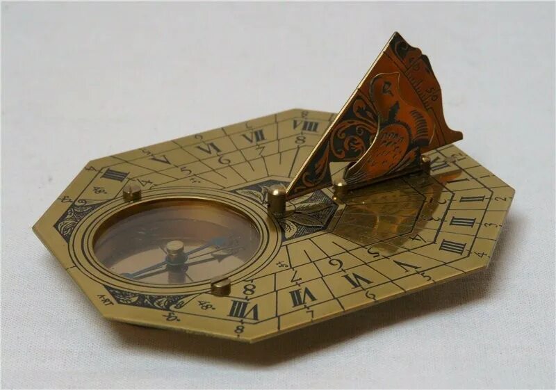 Зачарованных солнечных часов. Гномон древняя греция. Древние солнечные часы. Экваториальные солнечные часы. Японские солнечные часы.