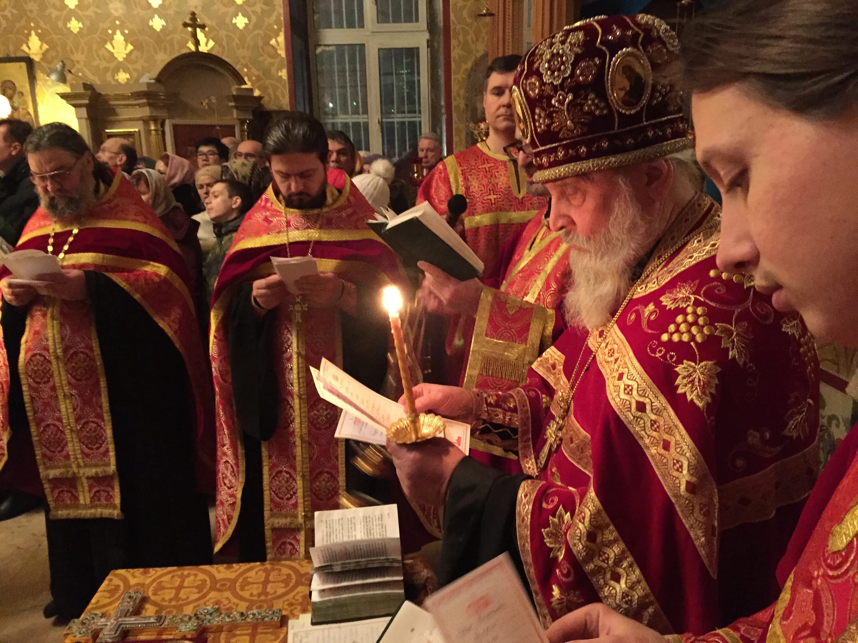 Как проходит молебен. Как проходит молебен. Водосвятный молебен в храме. Чтение молебна в храме. Водосвятный молебен.