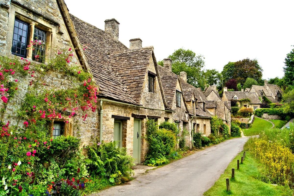 Бибери деревня в Англии. Деревня Котсуолдс Англия. Бибери (Bibury). Глостершир деревня Бибери. Как будет по английскому село