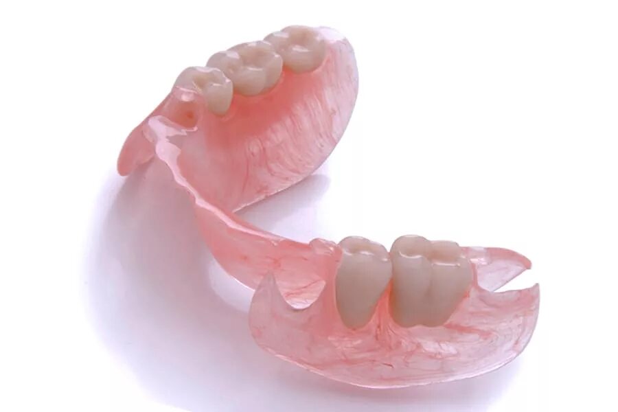 Снимать ли зубные протезы на ночь. Адаптация к съемным протезам. Адаптационный съемный протез. Съемный протез в полости рта.
