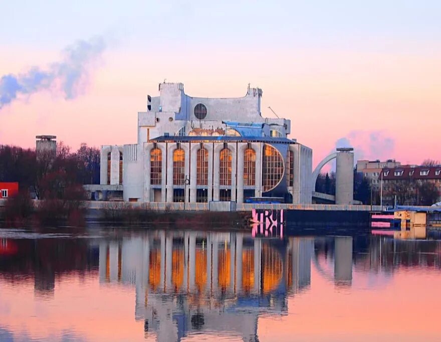 Сайт театра великий новгород. Драмтеатр Великий Новгород. Новгородский Академический театр драмы. Театр драмы имени ф. м. Достоевского, Великий Новгород. Театр Достоевского Великий Новгород.