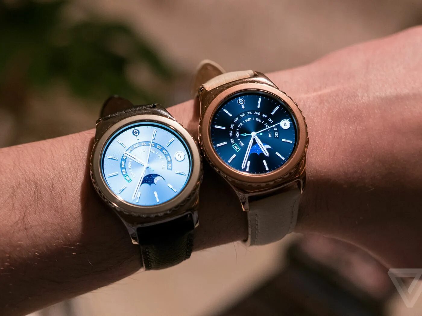 Часы samsung gold. Samsung Gear s2 Classic. Samsung Gear s2. Samsung watch Gear s2. Galaxy Gear s2 Classic.