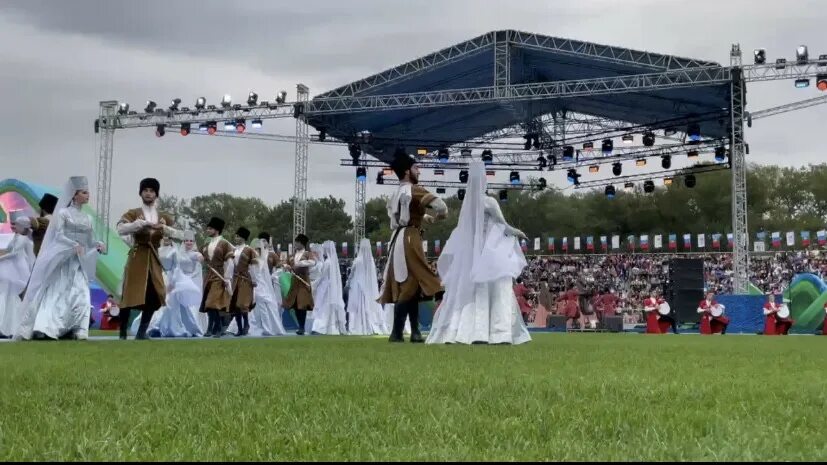 Черкесск 100. 100-Летие Карачаево-Черкесии. Скачки в Карачаево Черкесии. 100 Летие КЧР. Черкесск празднование 100-летия.