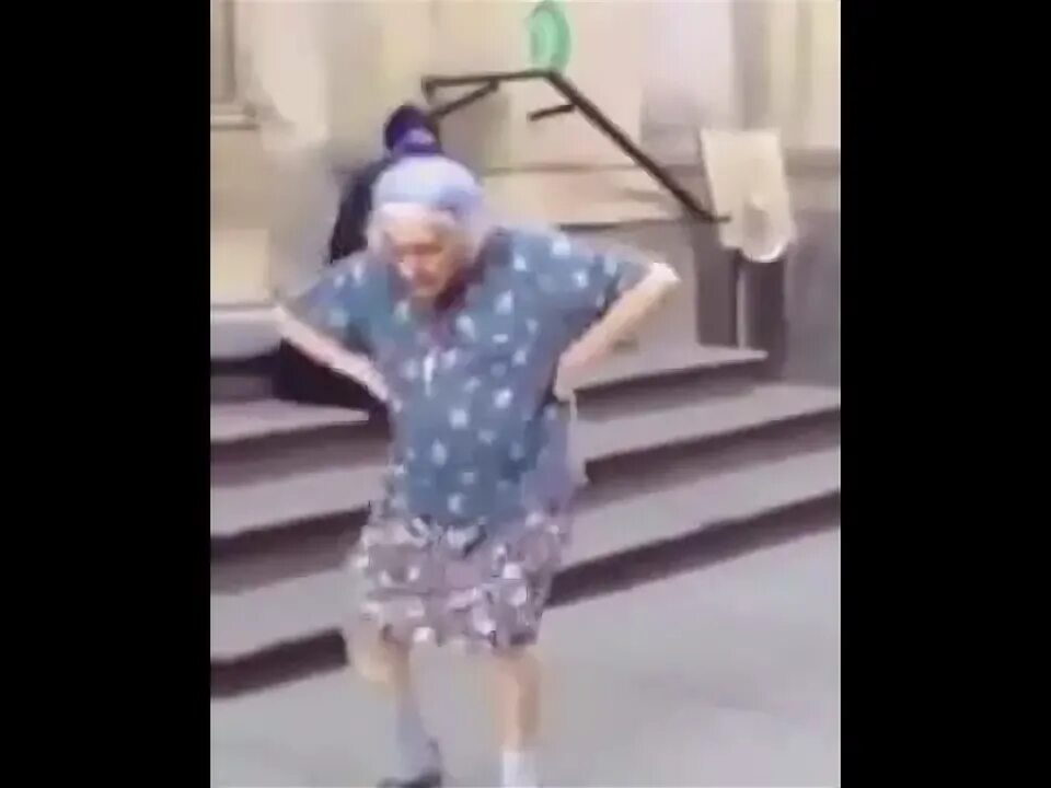 Видео бабка. Бабка танцует. Бабка пляшет. Бабушки которые танцуют. Старая бабушка танцует.